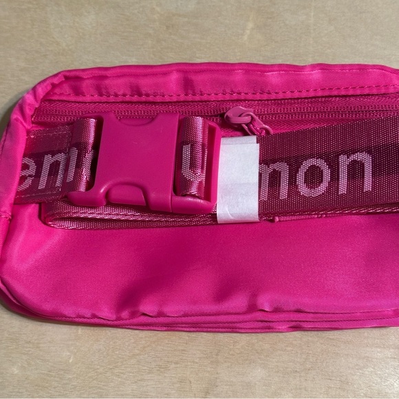 NWT Lululemon Everywhere Belt Bag 1L Sonic Pink Logo Strap - Picture 5 of 9